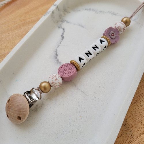 Attache tetine fille perle relief