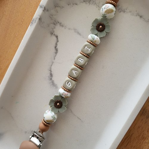 Attache tetine fille , perle relief