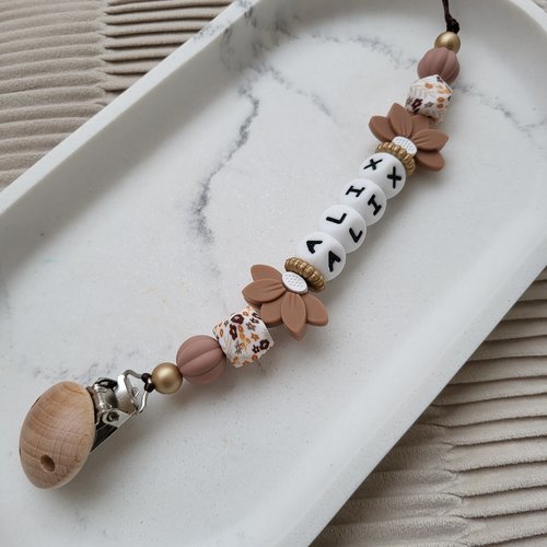 Attache tetine fille , fleur