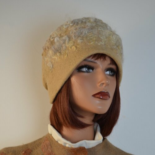 Bonnet beige feutrée   bonnet de  laine  merinos fait  main en laine mérinos et fleece   avec un fleur de la laine pour les fe