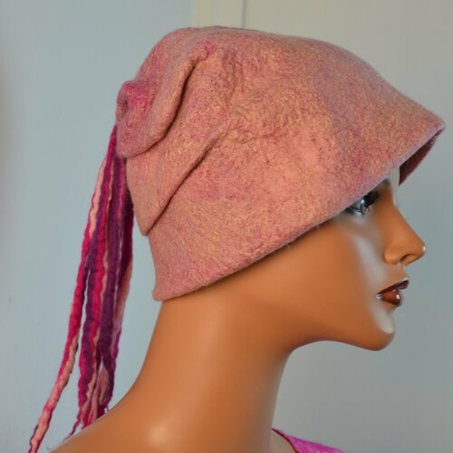 Bonnet rose beige  feutre d'hiver laine merinos chapeau de femme  laine chapeau chapeau fait à la main art chapeau feutr