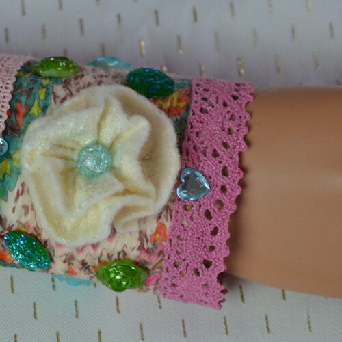 Unique bracelet  manchette rose blanc art deco  bracelet en laine feutre  style victorien chabby chic vintage avec dentelles  strases