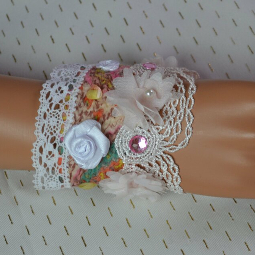 Unique bracelet  manchette rose blanc art deco  bracelet en laine feutre  style victorien chabby chic vintage avec dentelles  strases