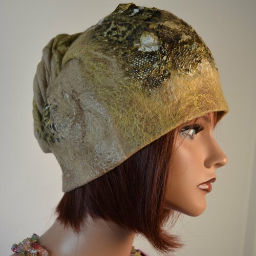 Chapeau  bonnet  feutrée unique fait main beige marron olive  de  laine  merinos fait  main en laine mérinos et  soie  pour les femme