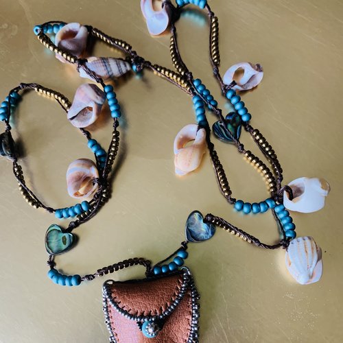 Collier perles de rocaille coquillages et cuir