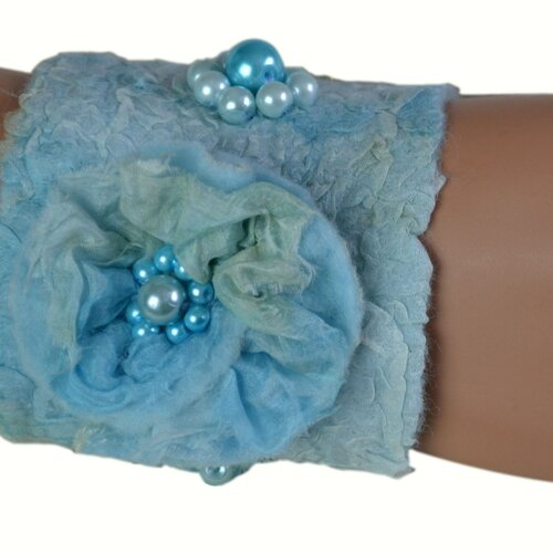 Unique bracelet  manchette turquoise   art deco  bracelet en laine feutre  style victorien chabby chic vintage avec dentelles  strases