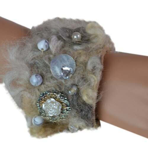 Bracelet en laine feutre  style victorien chabby chic vintage  hippie bracelet en laine feutre unique art deco