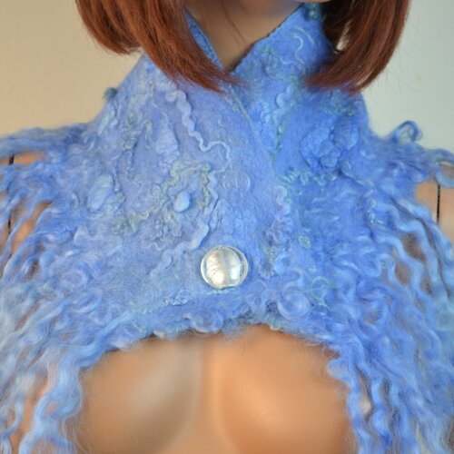 Châle étole col  bleu   en laine merinos et   fleece  châle de femme laine merinos  écharpe de feutre art laine meri etole