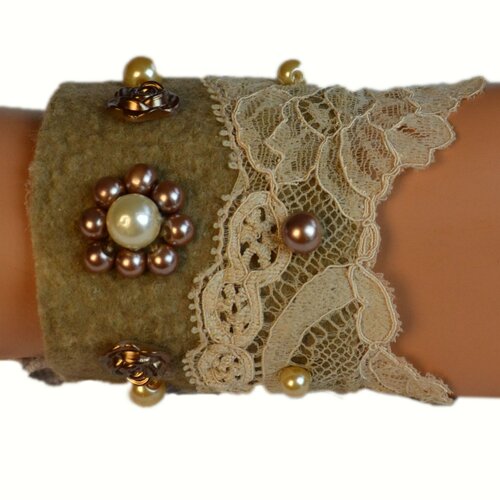 Unique bracelet  manchette  marron beige  art deco  bracelet en laine feutre  style victorien chabby chic vintage avec dentelles  strases