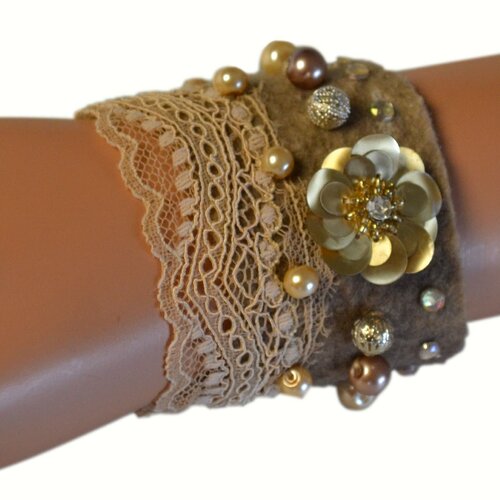 Unique bracelet  manchette  marron beige  art deco  bracelet en laine feutre  style victorien chabby chic vintage avec dentelles  strases