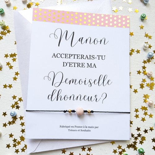 Bracelet en perles sur un faire-part pour une demoiselle d'honneur
