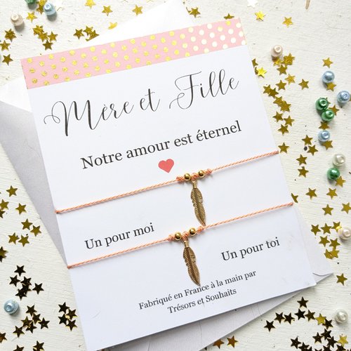 Paire de bracelets pour une mère et sa fille, breloques en forme de plumes sur un cordon réglable, carte imprimée