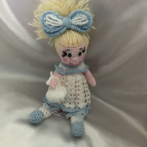 Amigurumi,petite poupée coquine avec son sac ,crochet