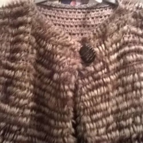 Chic cardigane pour dame furuer bison au crochet