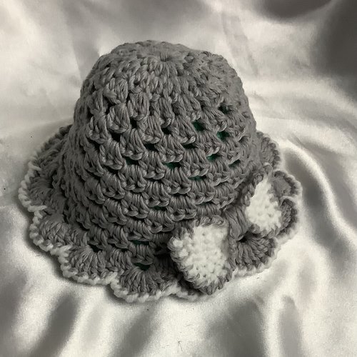 Petit chapeau au crochet couleur gris pour  bébé 0-3 mois