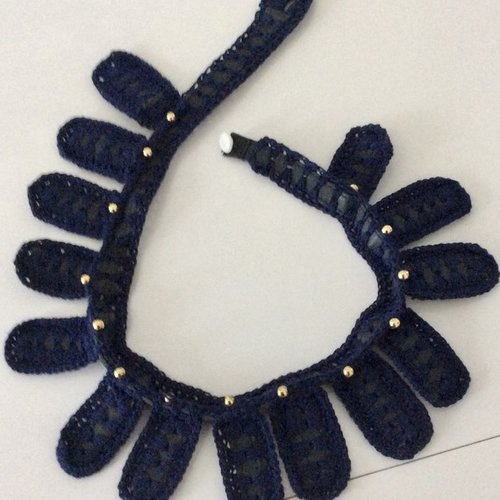 Chic et élégant collier cuire d’agneau couleur noir et fil acrylique au crochet