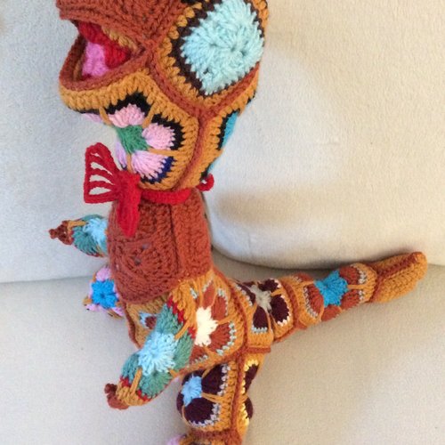 Sur commande. peluche doudou dragon au crochet style fleur africaine multicolore t environ 50cm,fil acrylique