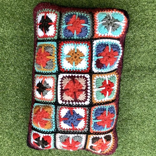 Sur commande. chic housse de coussin pour canapés au crochet ,multicolore style fleur africaine ,fil acrylique