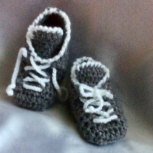 Chaussons mocassins pour bébé  au crochet fait main   (semelles 10cm)