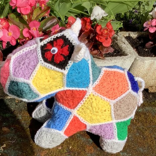 Sur commande.peluche hippopotame bébé au crochet style petit fleur africaine en multicolore.modèle unique.