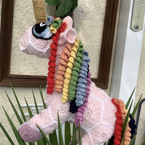 Sur commande.chic unicorn au crochet( style petit fleur africaine).modèle unique.