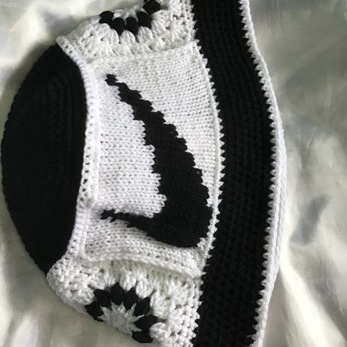 Bob panama fait main au crochet,acrylique / coton ,couleur blanc / noir ,style boho en carré grand mère,pour femme,homme