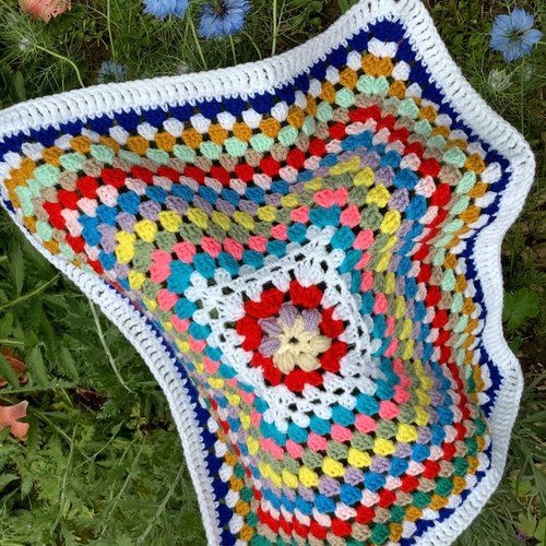 Chic couverture multicolore,patchwork  au crochet ,acrylique multicolore pour bébé.idéal pour cadeau