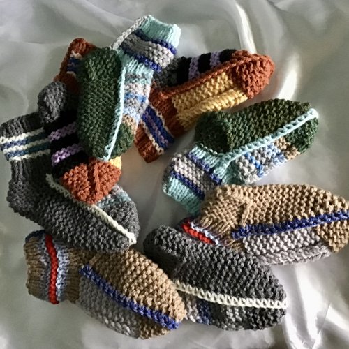Sur commande.gros chaussettes multicolores en tricot ,style boho,fait main pour enfant.idéal pour cadeau