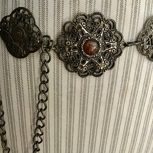 Ceinture dentelle métal avec perles.modèle rare et très joli,occasion très bon état comme neuf