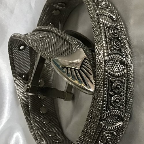 Ceinture chic,métal avec super décor,couleur argent.modèle rare et très joli.