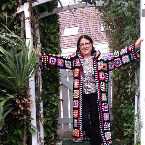 Chic manteau - cardigan avec capuche,multicolore,longue ,style boho à carré grand - mère , crochet fait main