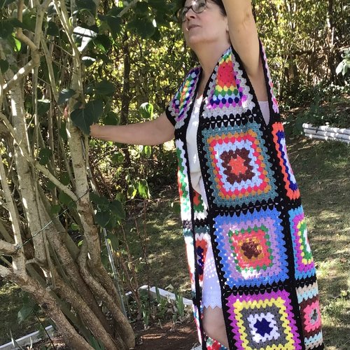 Chic gilet -kimono longue au crochet ,multicolore style boho en carré grand -mère  ,fil acrylique