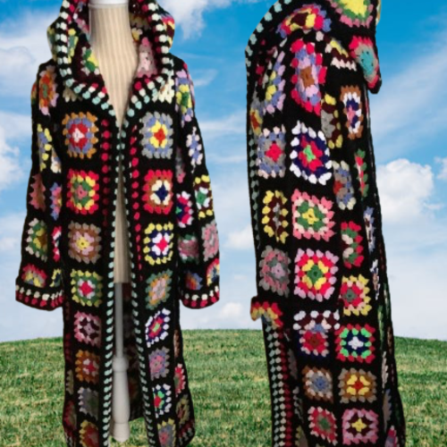 Sur commande.modèle manteau - cardigan multicolore,longue avec capuche ,style carré au crochet