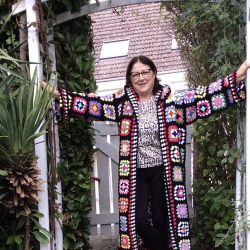 Chic manteau - cardigan multicolore,longue avec capuche ,style bohème à carré grand mère au crochet