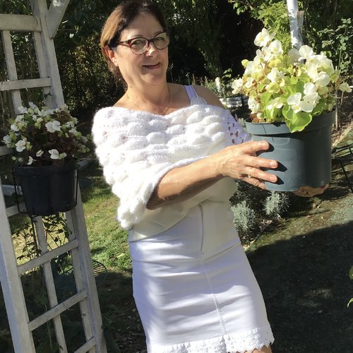Chic boléro de mariages au crochet / tricot fait main,mohair couleur blanc ,bourdure avec strass,pour femme,fille