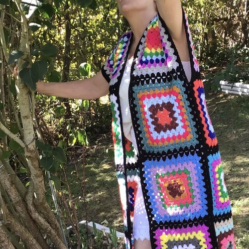 Chic gilet -kimono longue au crochet ,multicolore style boho en carré grand -mère  ,fil acrylique