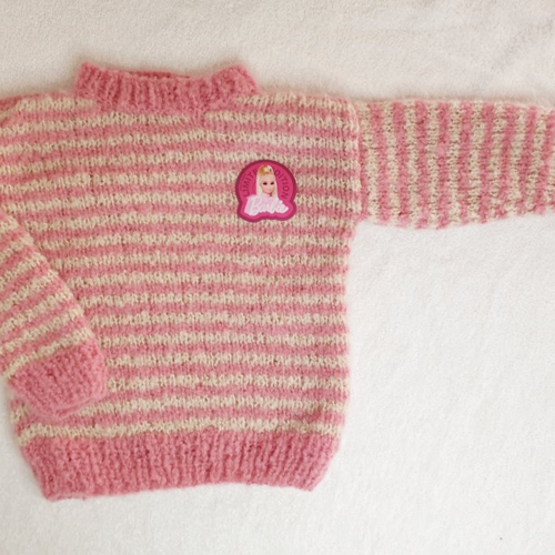 Pull écusson barbie à  rayures orge et rose