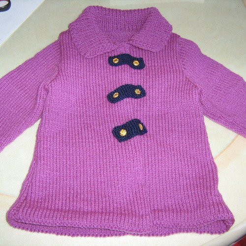 Manteau au tricot pour fille, veste taille 12 mois, tricoté à la main, manteau violet fuchsia, en acrylique, avec col et brandebourg