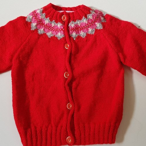 Gilet rouge pour fille, cardigan avec jacquard, taille 24 mois, tricoté à la main, en acrylique, fermé par 5 boutons, col rond