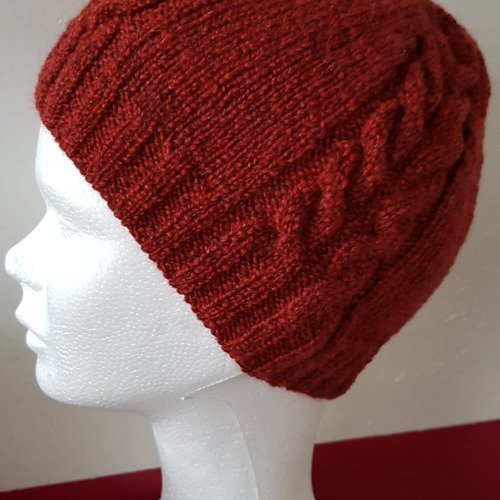 Bonnet rouge à torsades tricoté main