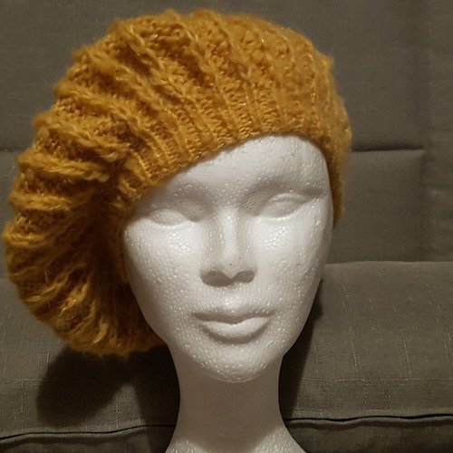 Béret moutarde en mohair tricoté main