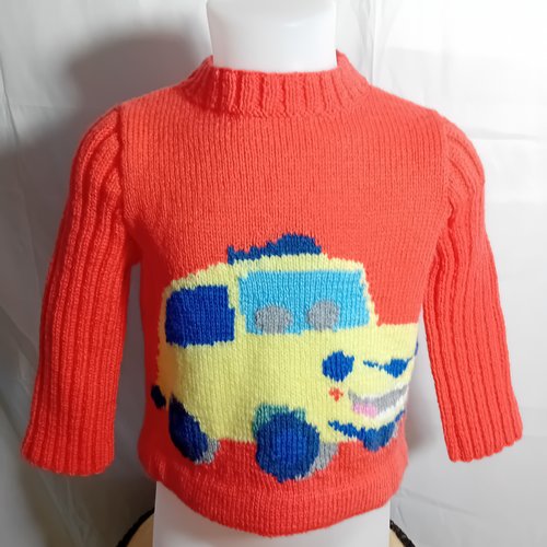 Pull jacquard avec voiture jaune t. 2 ans tricoté main