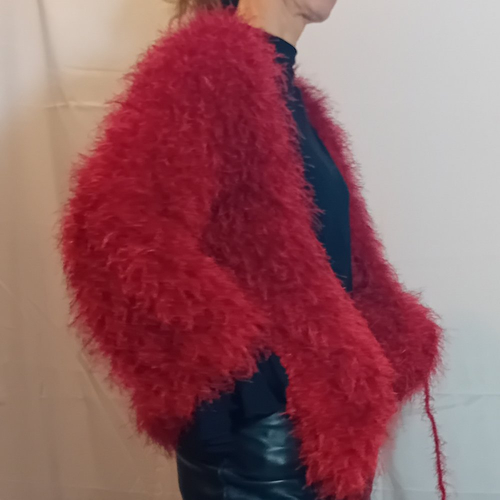 Veste rouge à poils pour femme tricotée main - pièce unique