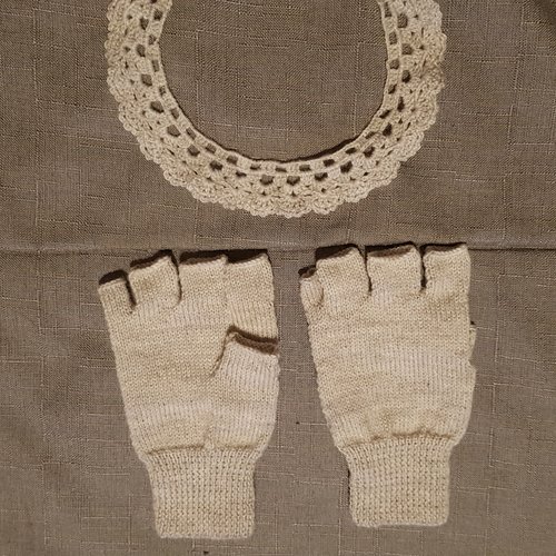 Mitaines avec doigts pour femme, tricotées à la main, beige, coffret cadeau avec collier crochet