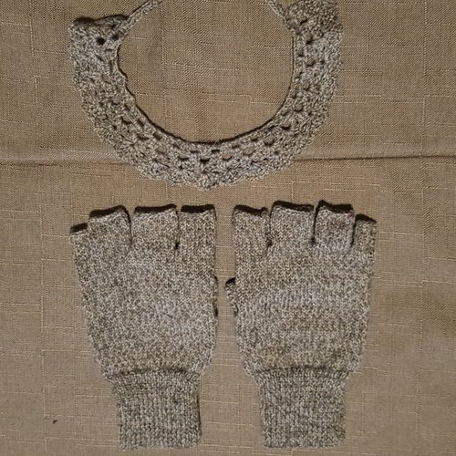 Mitaines avec doigts pour femme, tricotées à la main, gris chiné, coffret cadeau avec collier crochet