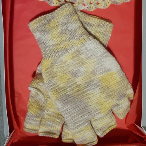 Mitaines avec doigts pour femme, tricotées à la main, beige multicolore, coffret cadeau avec collier crochet
