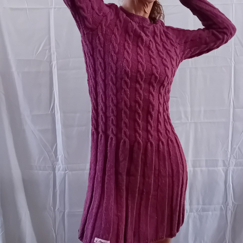 Robe violine au tricot, robe tricotée à la main, en acrylique, col rond, bas évasé, robe patineuse trapèze, à torsades, pièce unique