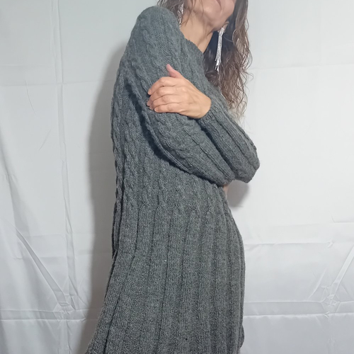Robe en laine,  grise, robe tricotée à la main, taille 40, col rond, bas évasé, robe patineuse trapèze, à torsades, pièce unique