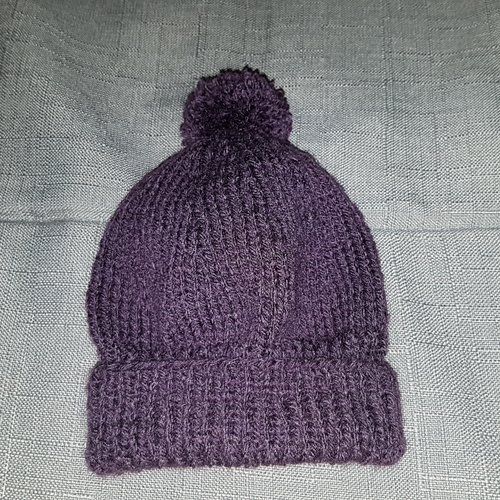 Bonnet violet pour bébé tricoté main