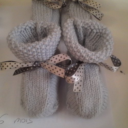 Chaussons gris clair avec ruban tricotés main
